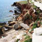 Qui, dove il terreno si alza a diversi metri a strapiombo sul mare, una grossa frana ha portato al crollo di una grossa porzione di roccia nel mare...